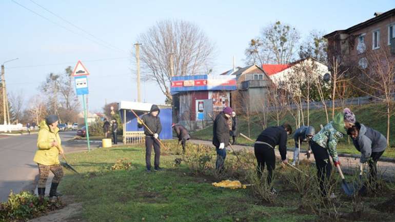 У Нових Санжарах чиновники замість комунальників працювали «у полі»