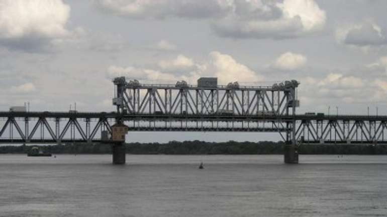 У Кременчуці обмежать автомобільний рух на мосту через річку Дніпро