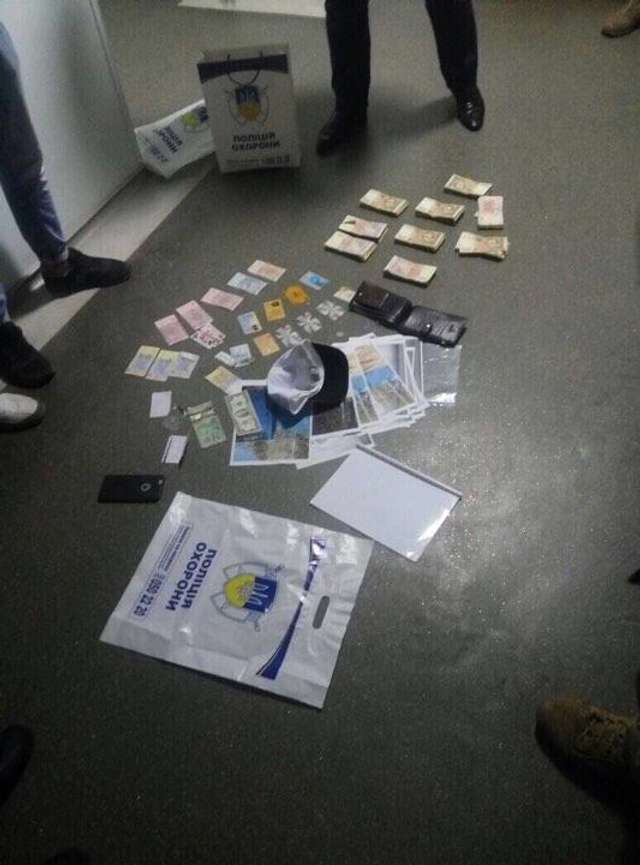 Керівник департаменту поліції охорони погорів на хабарі 96 000 гривень_1