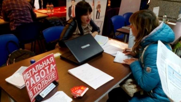 12% українців планують виїхати на заробітки закордон, – опитування