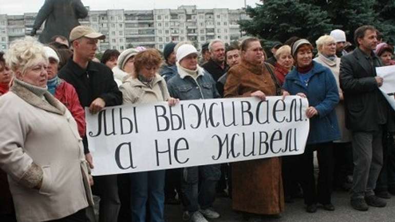 «Коли платиш податки в Україні, отримуєш 50 євро пенсії і лікарні, де калічать» – коментар 