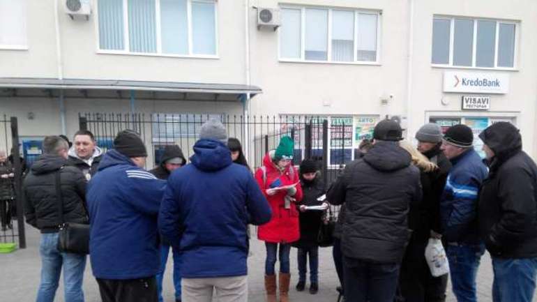 В Україні почали пікетувати представництва Польщі