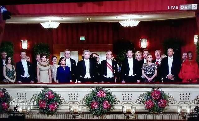 Порошенко на Венском балу уселся на место жены президента Австрии_1