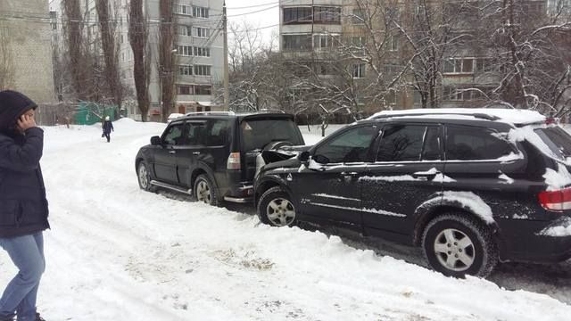 Харьковские копы приехали на ДТП и врезались в стоящие машины_1