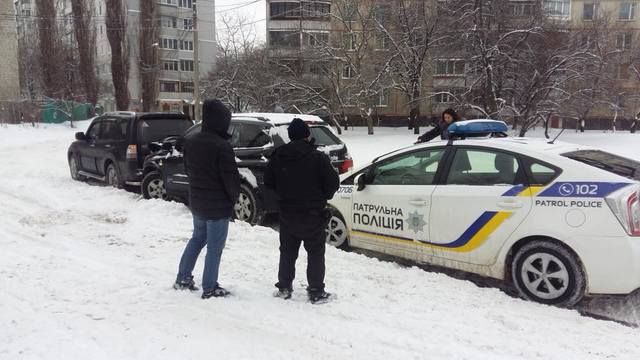 Харьковские копы приехали на ДТП и врезались в стоящие машины_3