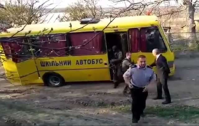 КОРД ​​ездит на штурм на школьном автобусе из-за нехватки транспорта_2