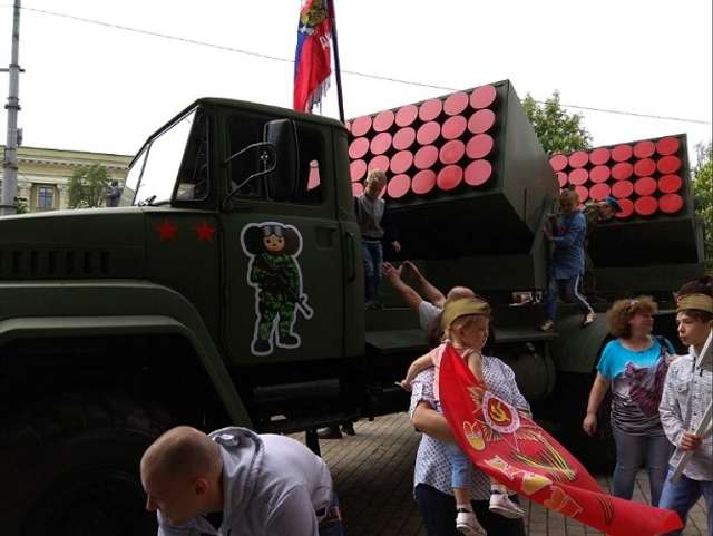 «Тремти» Пентагон: бойовики «ДНР» показали на параді свою «новітню розробку» – РСЗО «Сніжинка»_6