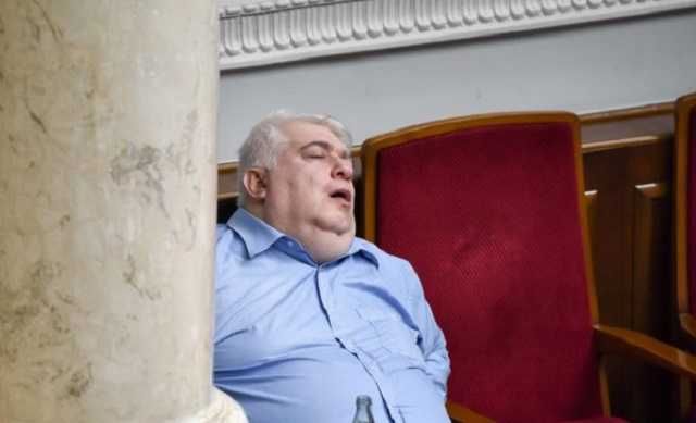 Фотокамеры выловили «самого уставшего» нардепа Рады_1