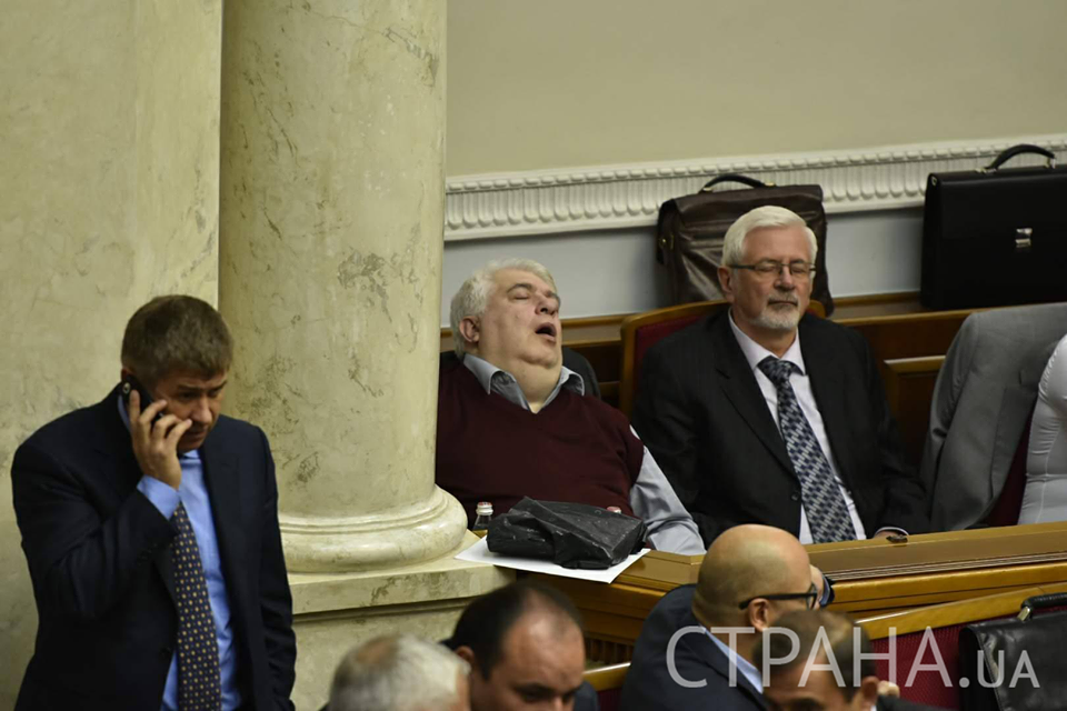 Фотокамеры выловили «самого уставшего» нардепа Рады_3