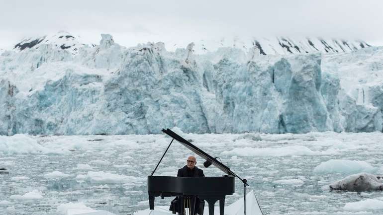 Відомий піаніст Ейнауді зіграв в Арктиці, закликавши світ врятувати регіон
