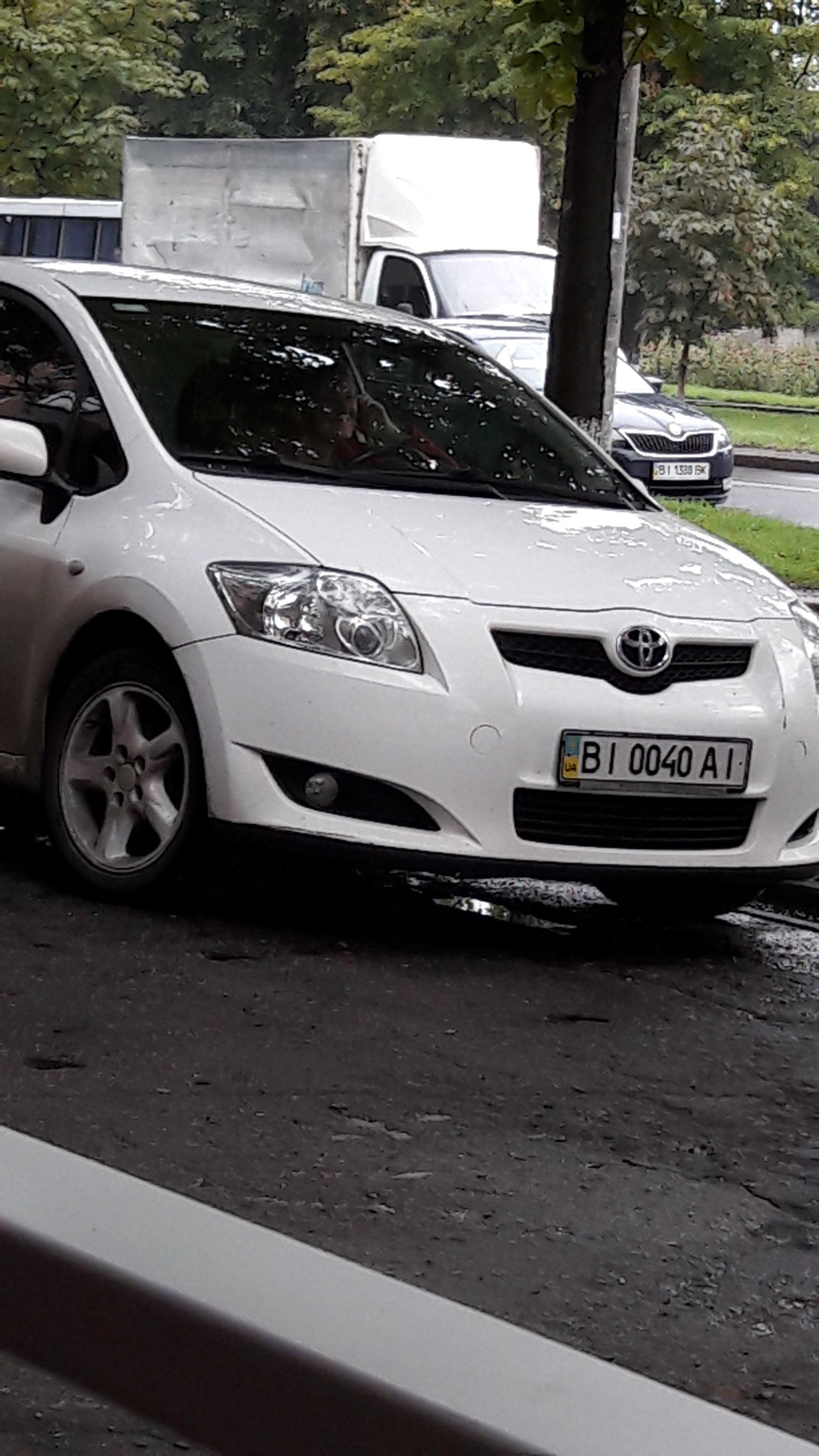 АвтоБовдури на Toyota поласували піцою_1