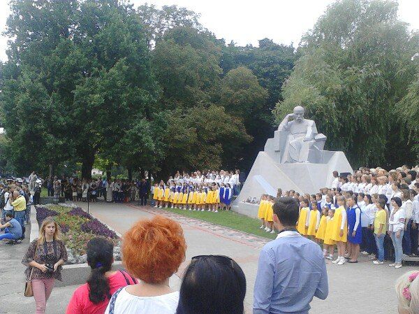 День Незалежності в Полтаві розпочався з покладання квітів Шевченку _1