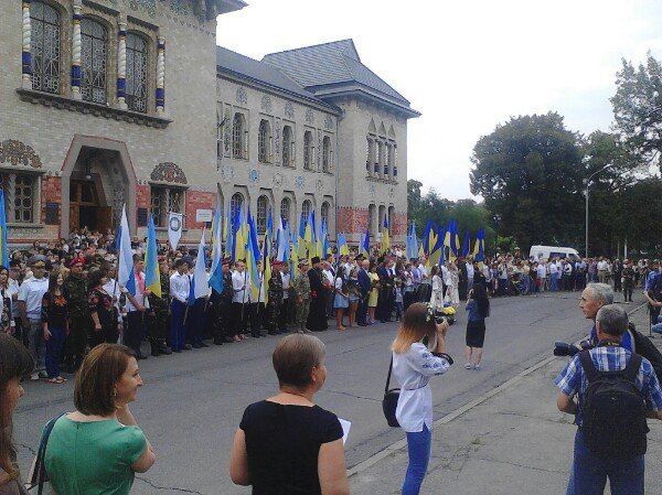 День Незалежності в Полтаві розпочався з покладання квітів Шевченку _5