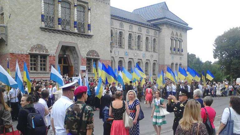 День Незалежності в Полтаві розпочався з покладання квітів Шевченку