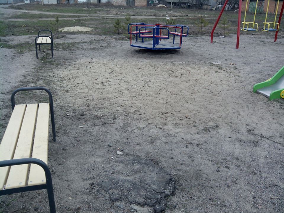 Новий ігровий майданчик в одному з сіл Кобеляцького району не всім прийшовся до смаку_3