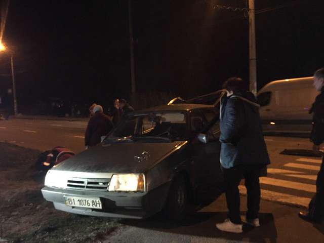 У Полтаві одна автівка влетіла в іншу і спричинила травмування пішоходів (фото, відео)