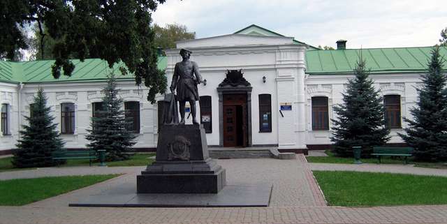 Пам'ятник Петру І перед Музеєм Полтавської битви