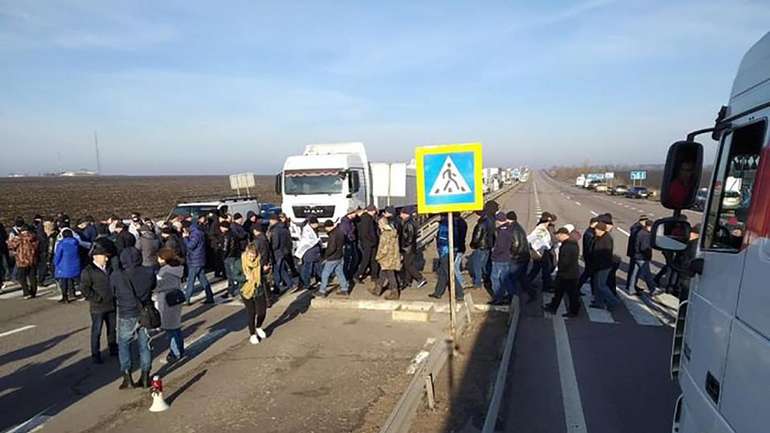 Аграрії знову перекрили дороги, протестуючи проти продажу землі