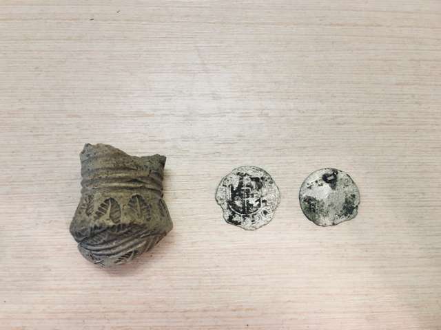 Уламок люльки та монети зі споруди 17 століття, виявленої на Полтавському передмісті.