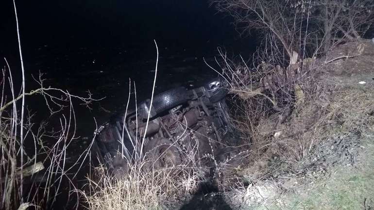 Під Дніпром позашляховик злетів в ставок: загинуло четверо людей, серед них - дитина