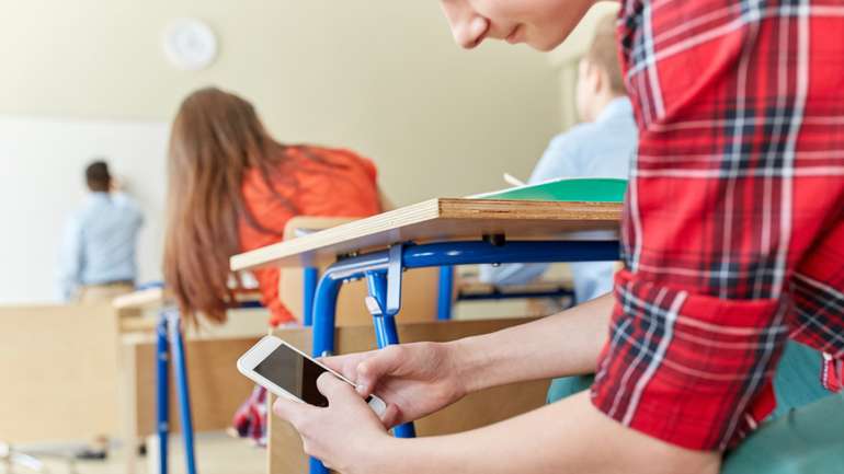 Верховна Рада хоче заборонити школярам користуватися мобілками