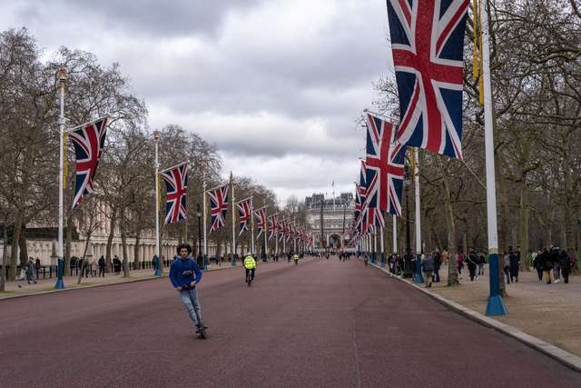 Прапори вздовж дороги, що веде до Букінгемського палацу