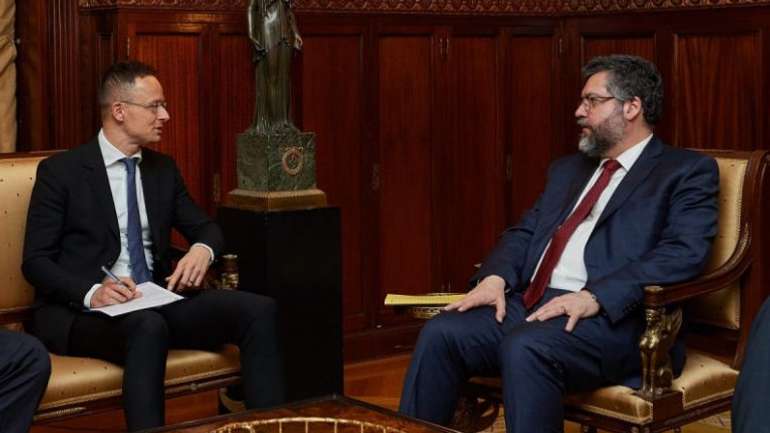 Петер Сіярто та Ернесто Араужо