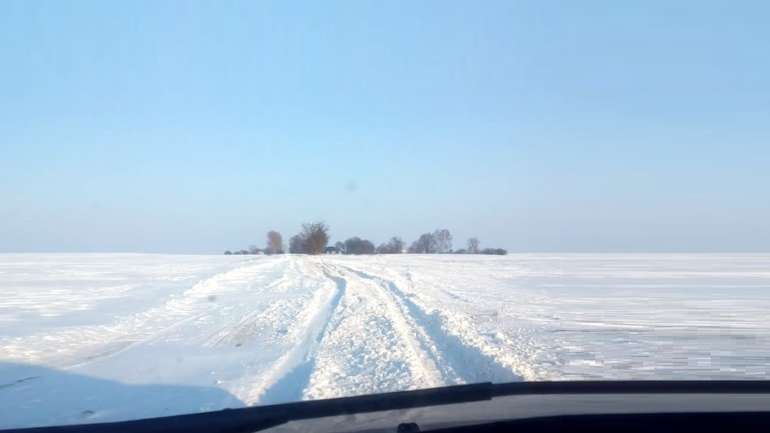 На Полтавщині сніговий колапс. Автодорожники відмовляються чистити шляхи