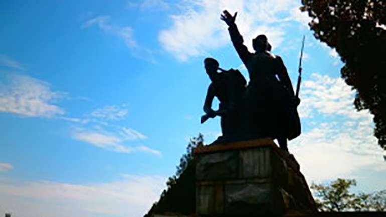 На Херсонщині демонтують пам'ятник більшовикам