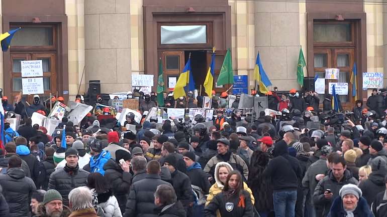 Заворушення біля Харківської ОДА, весна 2014-го (скриншот з відео)