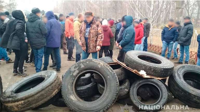 Як учасники акцій протесту у Нових Санжарах голосували на виборах