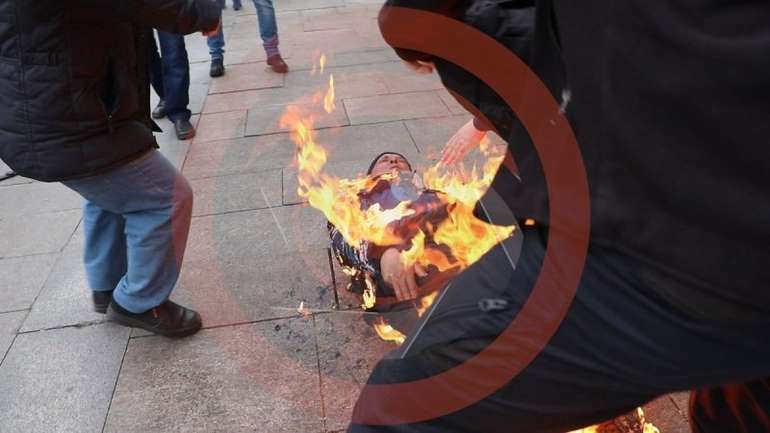 У Києві під Офісом Президента чоловік здійснив самопідпал, «бо влада вкрала в нього землю»