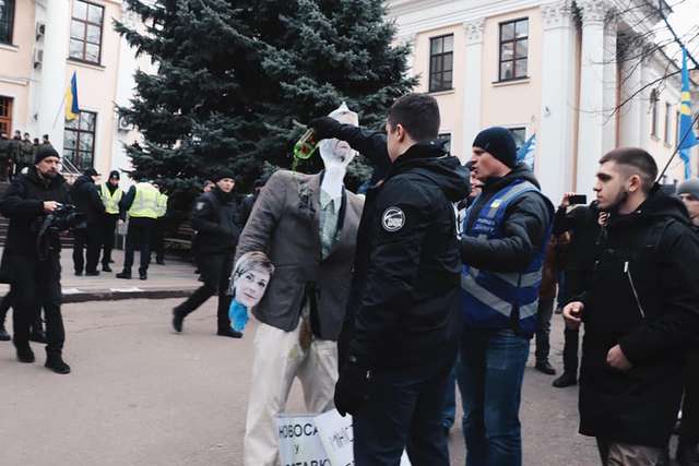 Поліція влаштувала штовханину, аби врятувати опудало Сороса_1