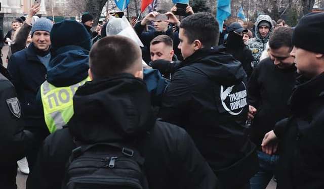Поліція влаштувала штовханину, аби врятувати опудало Сороса_3