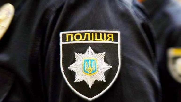 У Києві поліцейські залишили небіжчика у коридорі житлового будинку