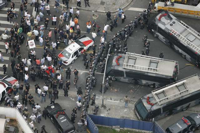Протести незадоволених співробітників поліції ширяться Бразилією_1