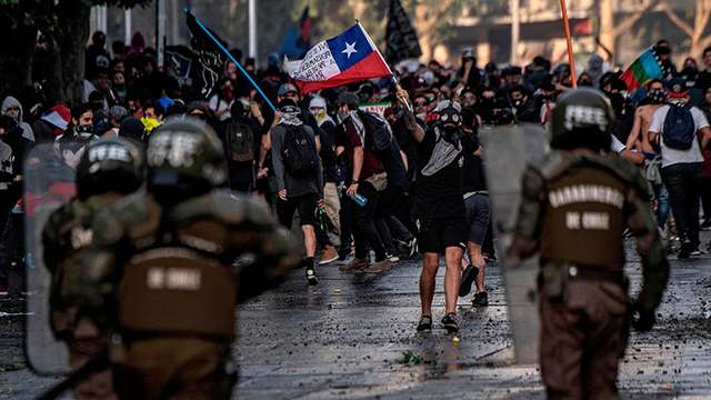 У столиці Чилі не припиняються вуличні протести_1