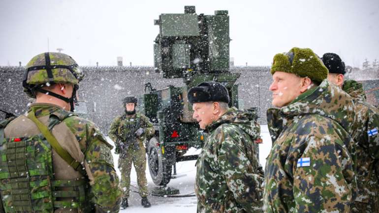 Президент Фінляндії проінспектував танкові навчання армії