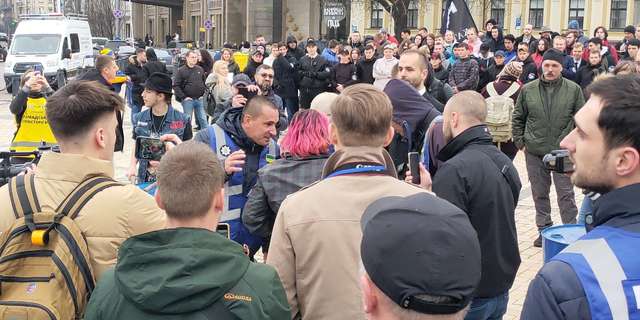 Поліція намагається заспокоїти феміністку