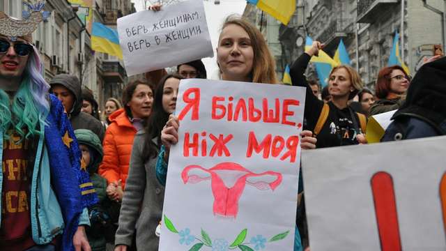 З вагінами, циганами і трансгендерами: у Києві пройшов парад феміністок_2