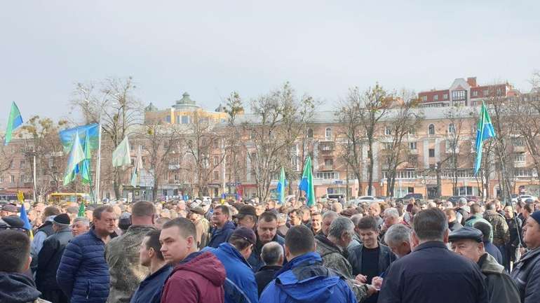 Під стінами Полтавської ОДА проходить масштабний мітинг