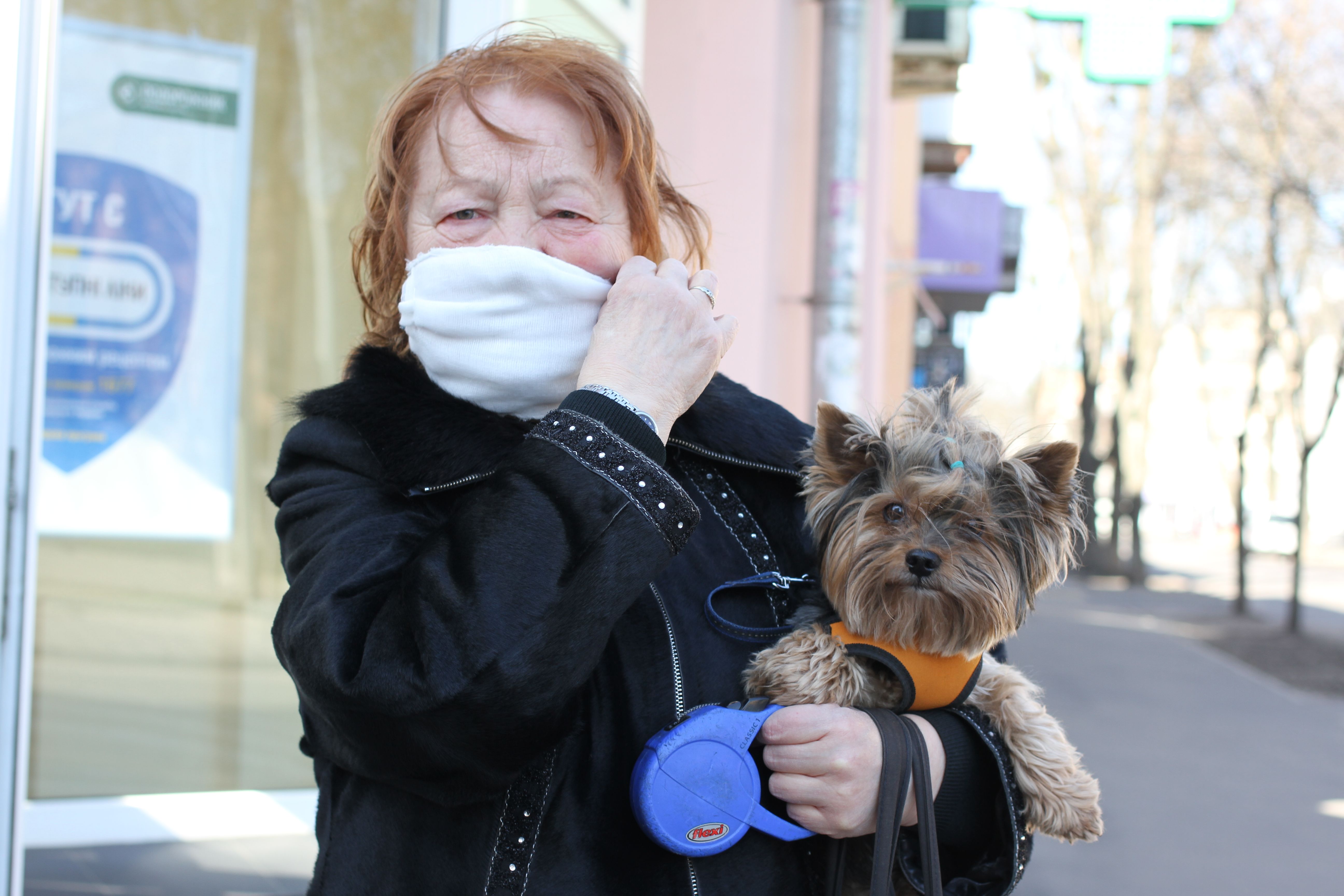 Полтавка Тетяна Муравєй показує саморобну марлеву пов’язку, яку пошила вдома з бинта перед виходом на вулицю