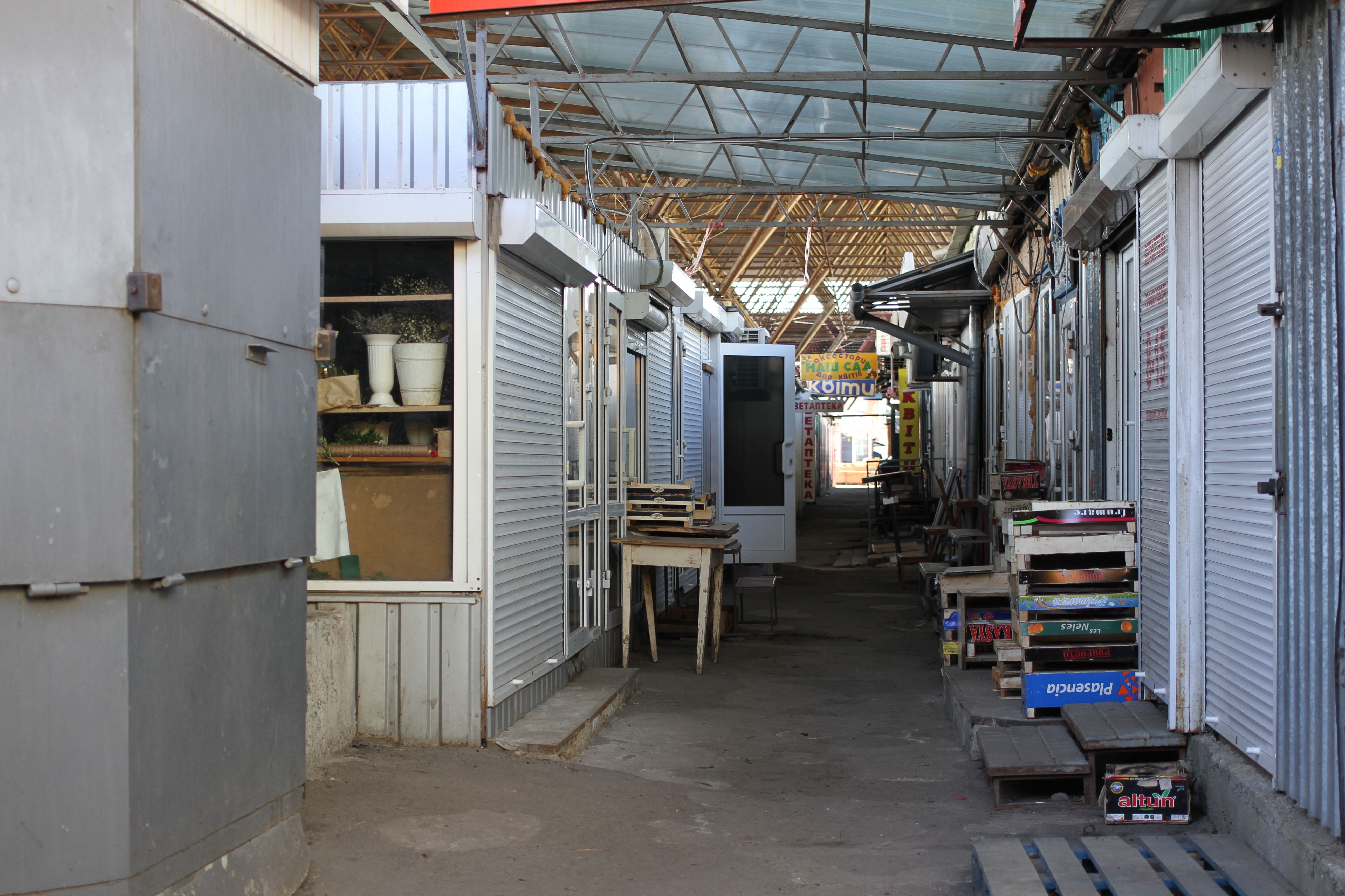 Порожні торгові ряди на центральному ринку міста