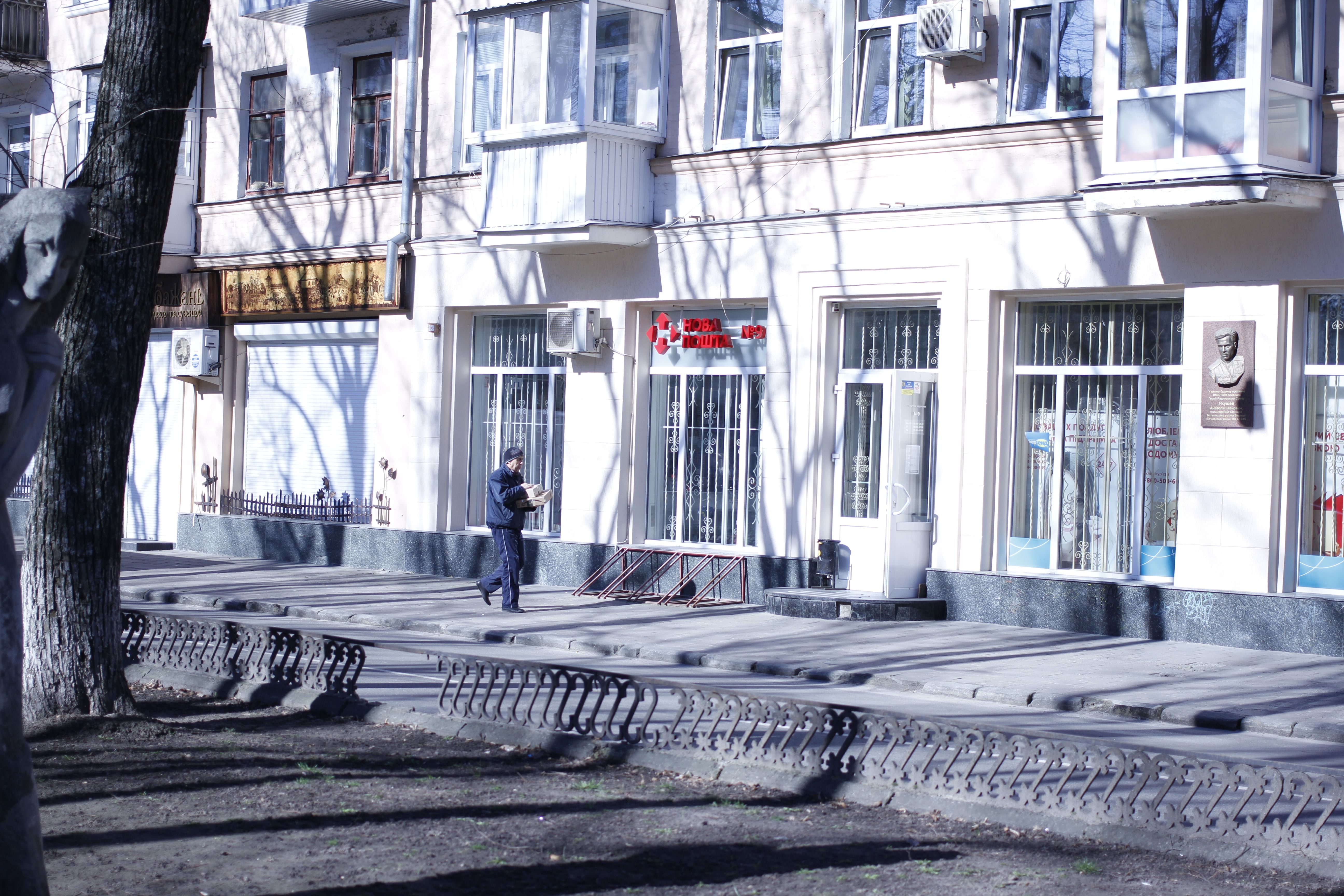 Відділення «Нової пошти» працюють у звичайному режимі, оскільки велика кількість магазинів перейшли на роботу в он-лайн режимі із доставкою через пошту.