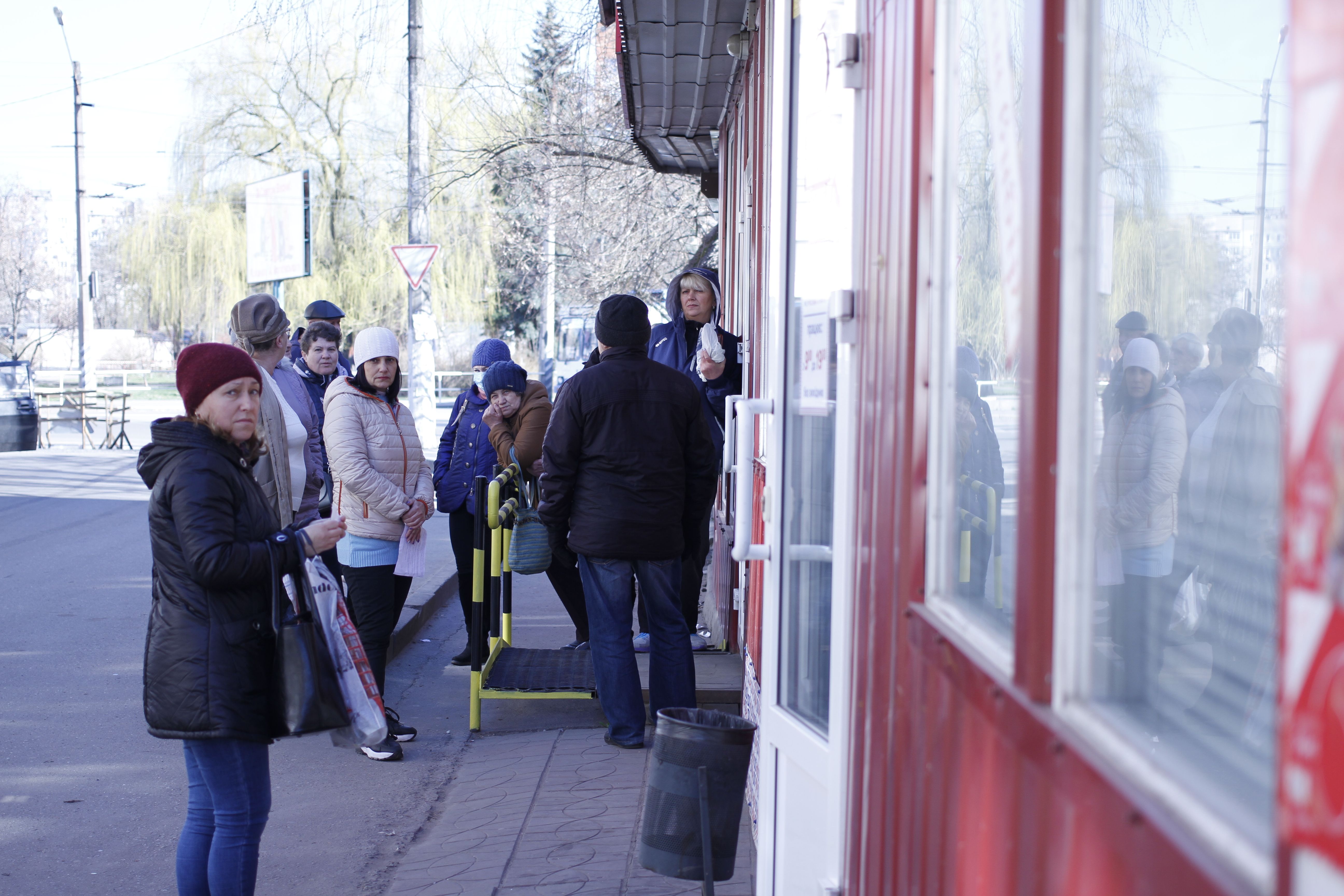 Черга біля відділення 