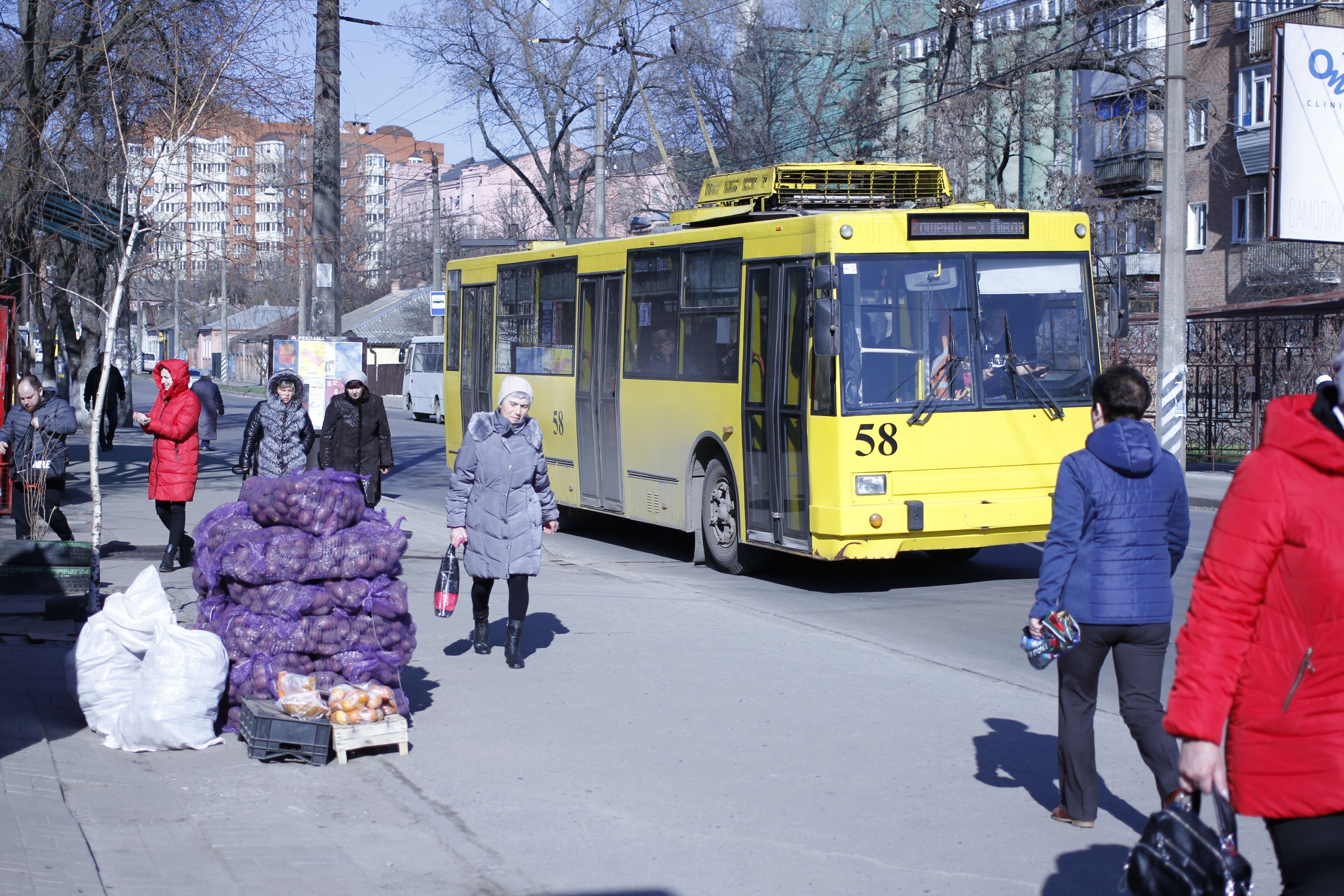 Тролейбус на зупинці "Оптика" в Полтаві