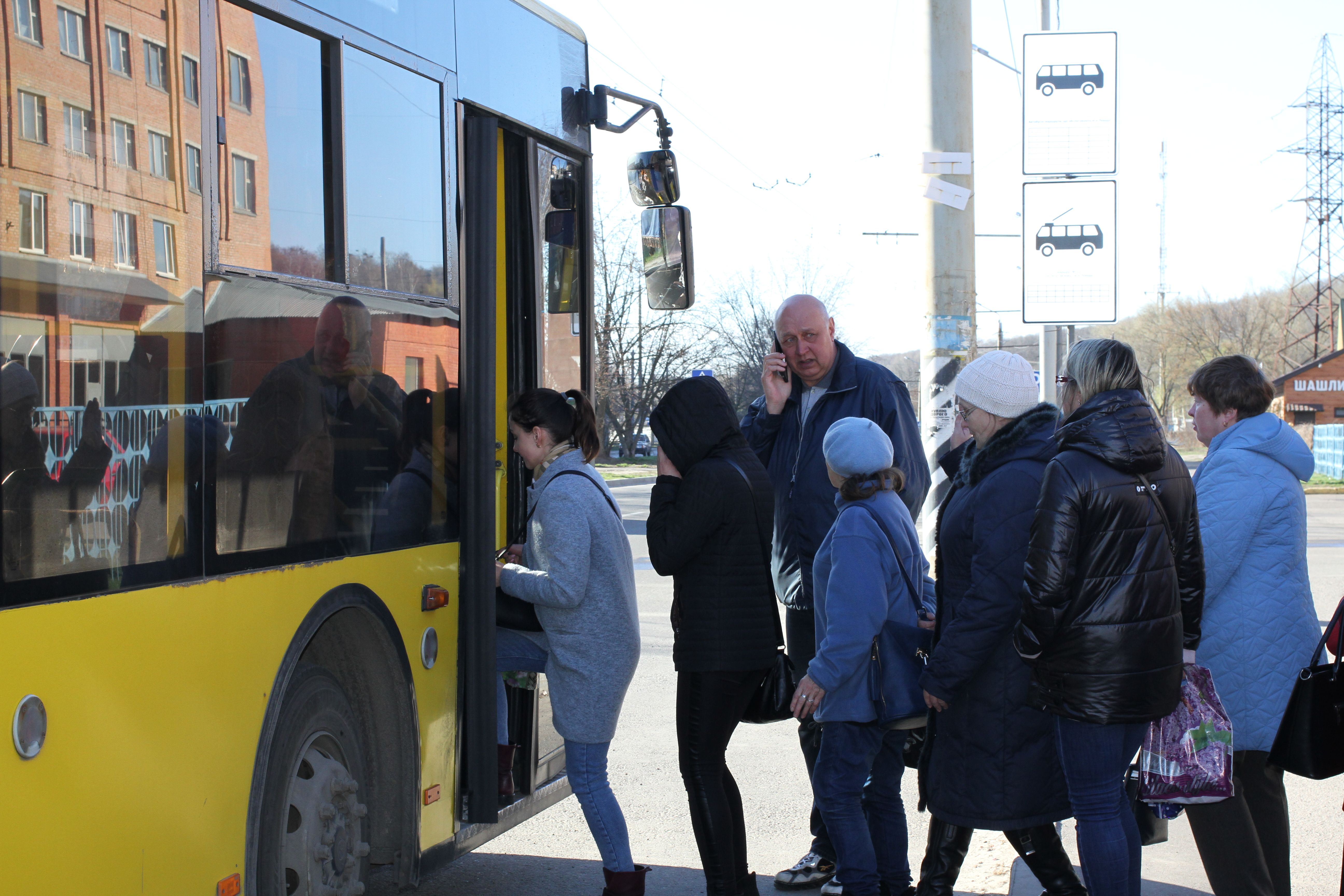 Люди по черзі заходять до тролейбуса на Леваді в Полтаві