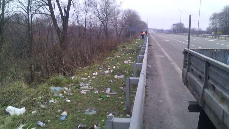 10 вантажівок сміття зібрали на узбіччях доріг Полтавщини