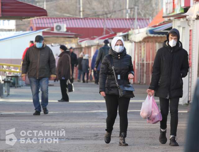 Люди йдуть територією ринку на Леваді в Полтаві