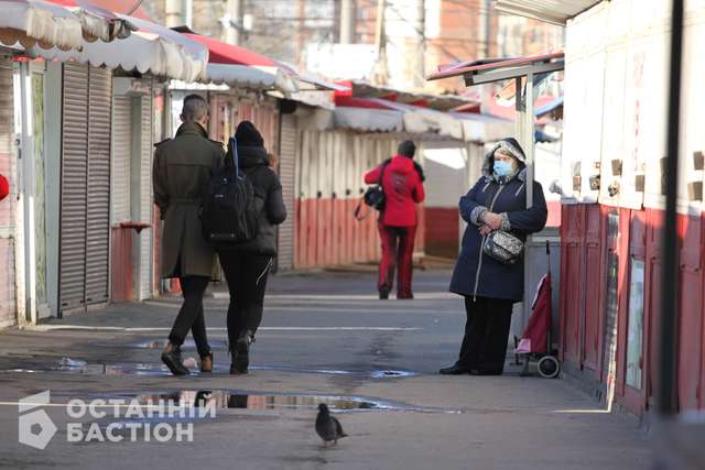 Закриті ряди на ринку в мікрорайоні Левада в Полтаві.Всі базари в Полтаві закриті на карантин